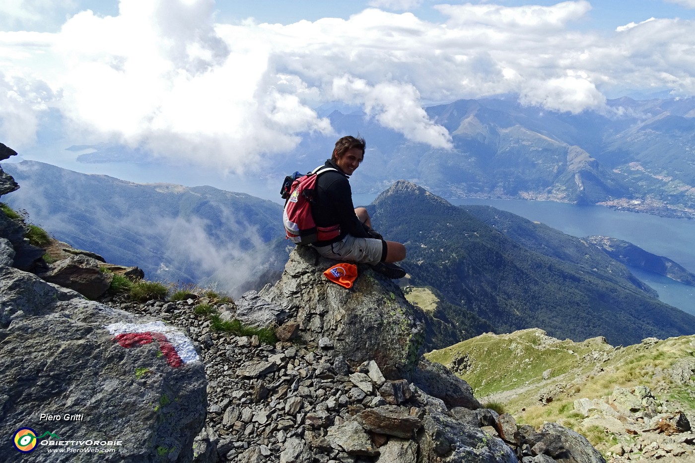 71 Con panoramica vista su lago e i suoi monti.JPG -                                